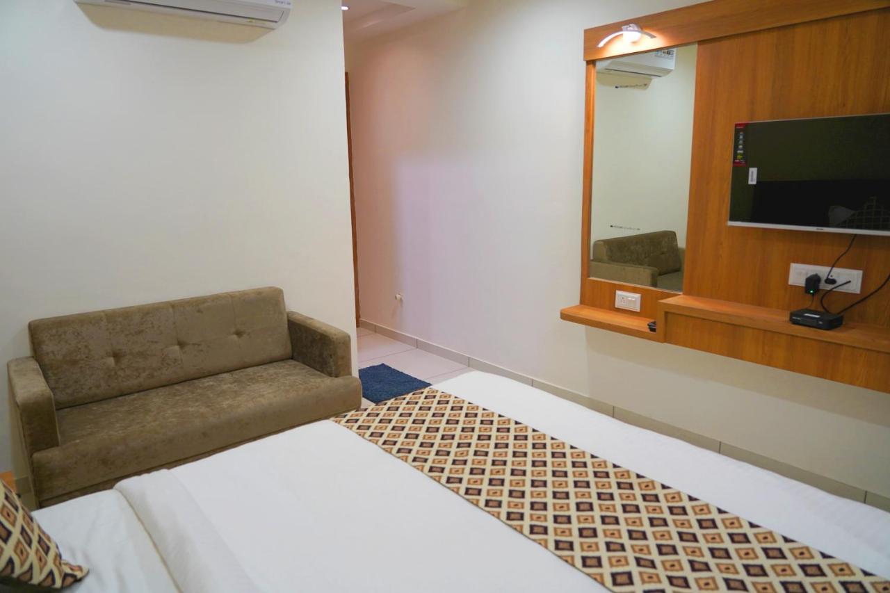 Hotel Lee Grand Ананд Экстерьер фото