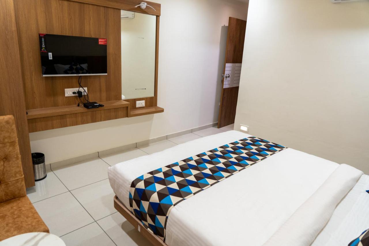 Hotel Lee Grand Ананд Экстерьер фото